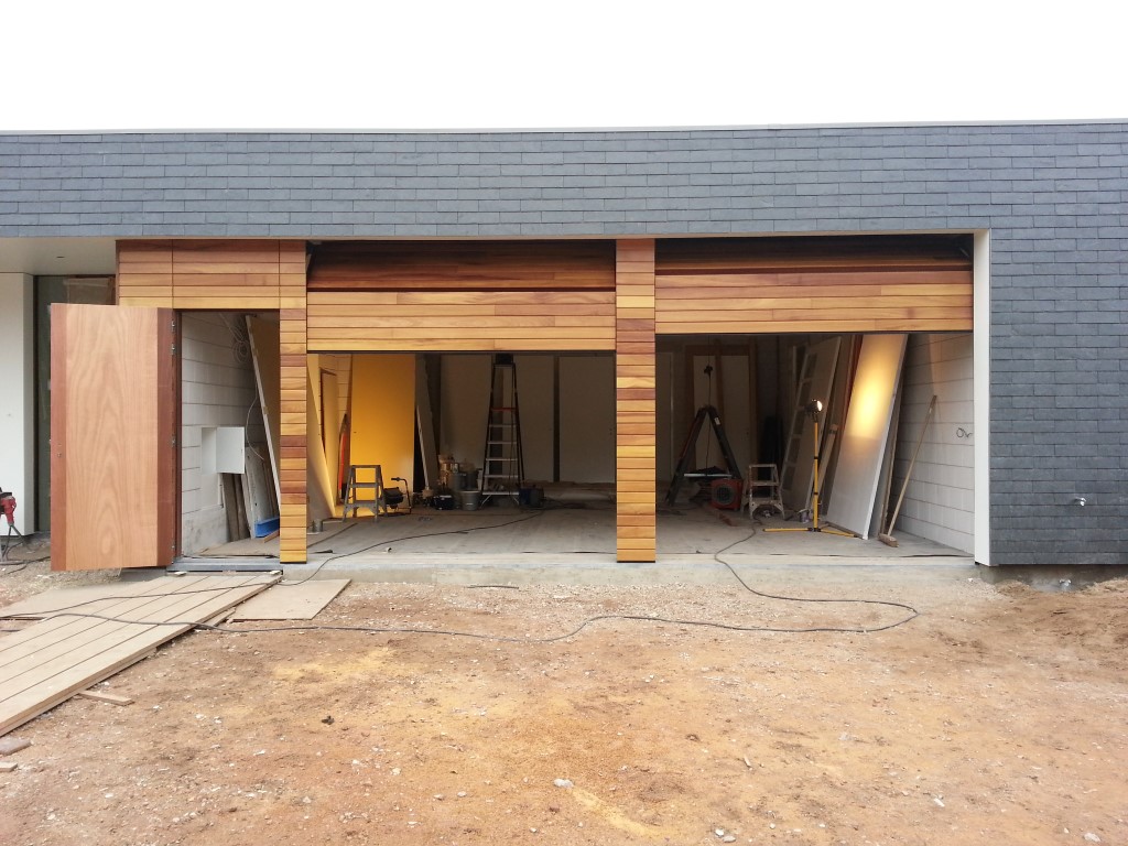 Iroko houten sectionaaldeuren + loopdeur Different Doors Garagedeuren